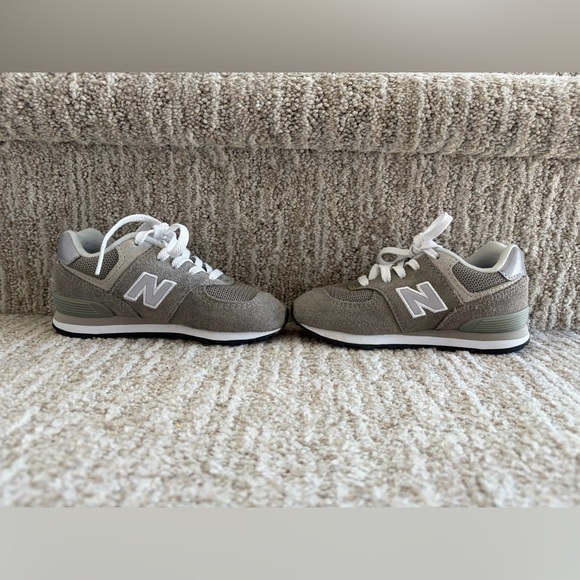 New Balance Toddler Boy 574 Lace up. Grey/white. Size 8. Great condition - Picture 5 of 8